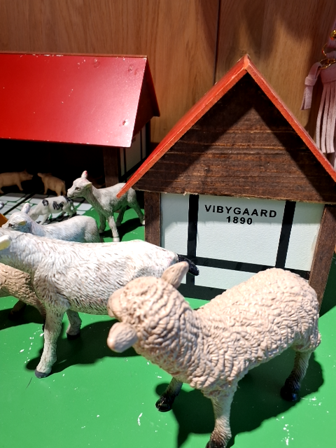 Bondegård med mange dyr